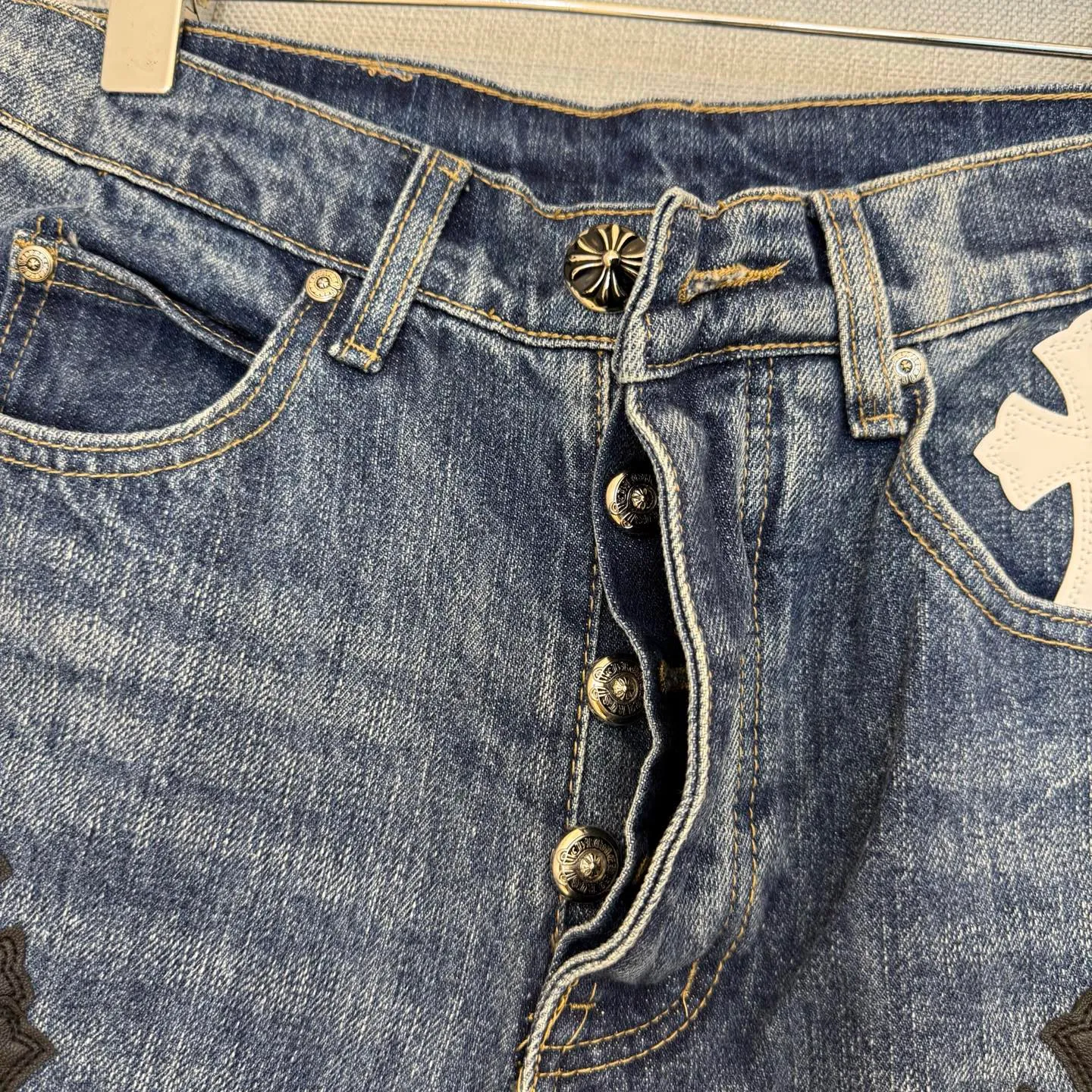 P260 Style number: D346 ChromeHearts Chrome washed blue and black and white leather straight pants, ceiling-level jeans, a pair is hard to find at the counter‼ ️About Zangyin✅This is an extremely luxurious fashion brand that can also be called the aristocracy of the high street. It has always been an exclusive brand for some hipsters or rich second generations. The color of this model is already very eye-catching by using a unique washed material. It is decorated with pink patch cross flowers, which cleverly highlights the charm of the brand. Secondly, this model adopts a classic high-waist cut design, which highlights the long legs and fashionable temperament of the upper body. The brand is highly recognizable and the slim-fitting configuration is more suitable for daily wear. The personality will be fashionable and the specifications can be seen at a glance. Materials and technology ✅ Needless to say, this point goes without saying. As an excellent craftsman brand, Zangyin's requirements for details and craftsmanship are really perfect. The washed color of this model has gone through a lot of processes, not to mention the embellishment of the denim appliqués. It is also purely handmade and sewn. Just like what they believe in, only handmade things have soul and have the meaning of wearing. A top-notch heavy-duty fashionable denim item, recommended by both hands‼ ️ Size: 28, 30, 32, 34, 36 (S-XXL) Color: blue Size reference: Pants length 100 102 104 106 106 Waist 72 76 80 84 88 Recommended weight S (about 130 pounds) M (about 120 pounds) L (about 140 pounds) XL (about 165) XXL (about 185)